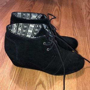Toms desert wedge suede booties